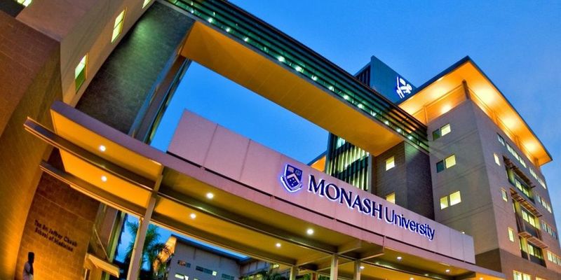 منحة جامعة موناش لدراسة البكالوريوس في ماليزيا