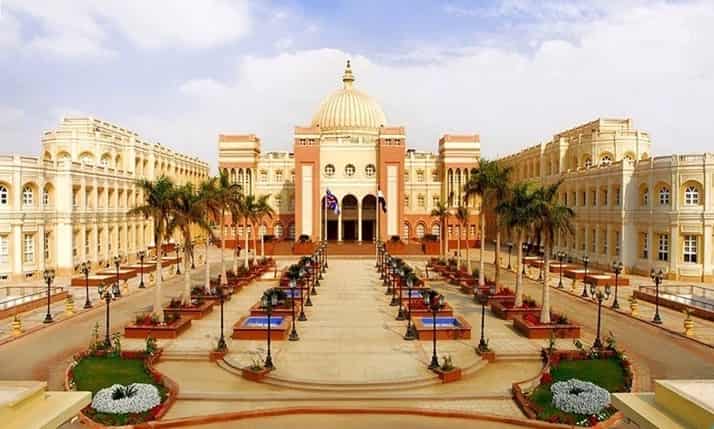 منحة الجامعة البريطانية في مصر لدراسة البكالوريوس والدراسات العليا
