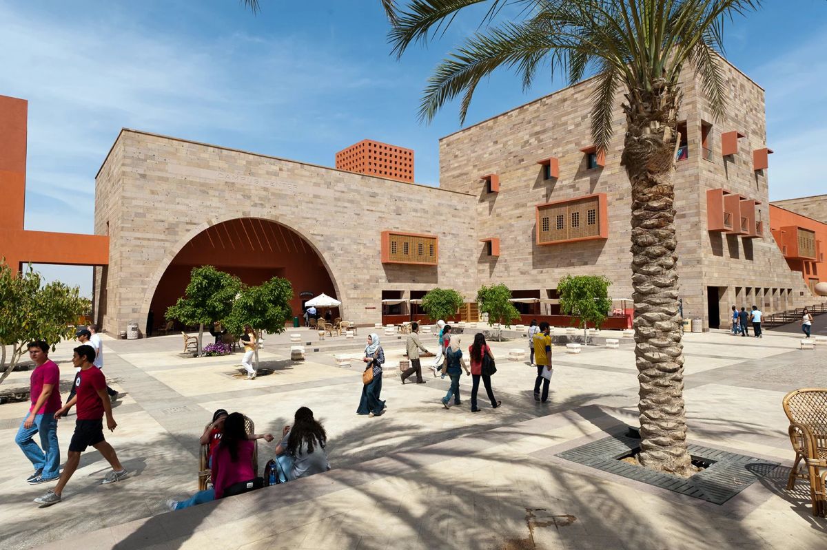 زمالة Dr. Ahmed and Ann M. El-Mokadem لدراسة الماجستير في الجامعة الأمريكية بالقاهرة لعام 2023-2024