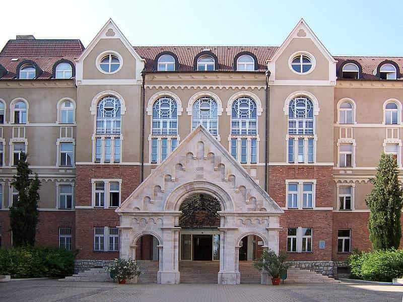 منحة جامعة بيكس للدراسة في المجر 2021 | ممولة بالكامل
