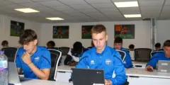 منحة أكاديمية نادي إيستلي (Eastleigh FC) لكرة القدم 2026/2027: احتراف رياضي وتعليم شامل في بريطانيا